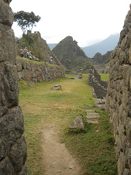 Machu Picchu, la entrada a la terraza grande al
                    lado de la plaza central con la vista al mirador
                    peque�o Huchuypicchu