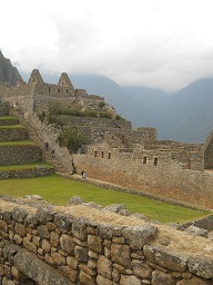 Machu Picchu, vista de la terraza grande al
                    lado de la plaza central al templo de espejo y al
                    muro grande
