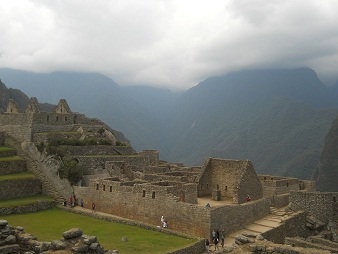 Machu Picchu, vista de la terraza grande al
                    lado de la plaza central al templo de espejos, muro
                    grande y monta�as al fondo