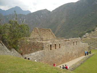 Machu Picchu: Vista de la
                    plataforma superior al muro grande