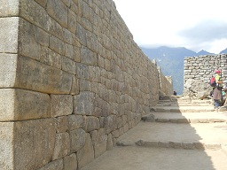 Machu Picchu, muro lateral con camino
                    escalerado 01