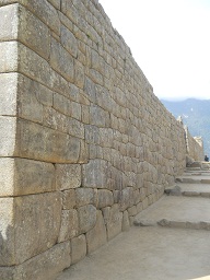 Machu Picchu, muro lateral con camino
                    escalerado 03