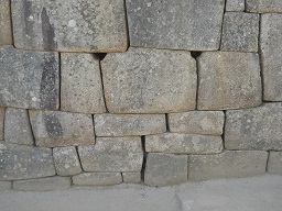 Machu Picchu, muro lateral grande, detalle 11
                    con huecos