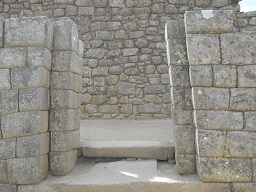 Machu Picchu, casa de espejos o morteros,
                    puerta