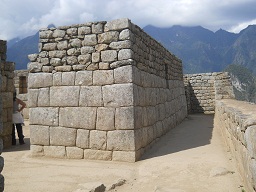 Machu Picchu, casa de espejos o morteros,
                    muros