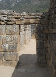 Machu Picchu, casa de espejos o morteros,
                    puerta