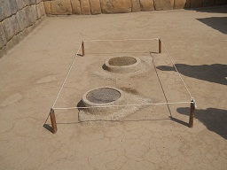 Machu Picchu, templo de morteros o espejos,
                    morteros o espejos, primer plano 01
