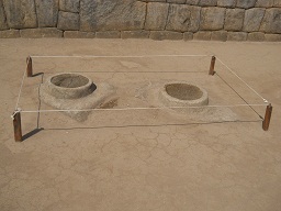 Machu Picchu, templo de morteros o espejos,
                    morteros o espejos, primer plano 03