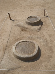 Machu Picchu, templo de morteros o espejos,
                    morteros o espejos, primer plano 04