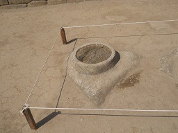 Machu Picchu, templo de morteros o espejos,
                    morteros o espejos, primer plano 05