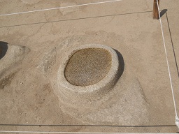 Machu Picchu, templo de morteros o espejos,
                    morteros o espejos, primer plano 06