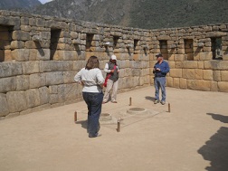 Machu Picchu, templo de morteros o espejos,
                    muros con nichos 01