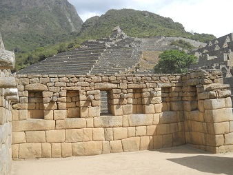 Machu Picchu, templo de morteros o espejos,
                    muros con nichos 03