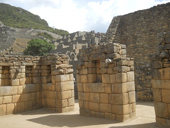 Machu Picchu, templo de morteros o espejos,
                    muros con nichos 04