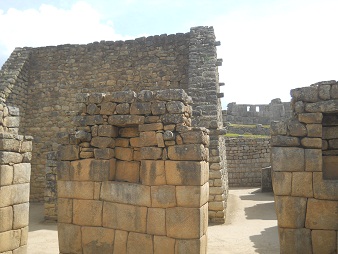 Machu Picchu, templo de morteros o espejos,
                    nichos primer plano 02