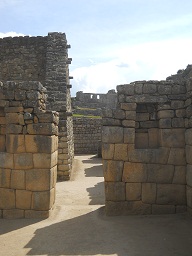 Machu Picchu, templo de morteros o espejos,
                    nichos primer plano 04