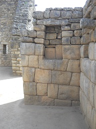 Machu Picchu, templo de morteros o espejos,
                    nichos primer plano 05