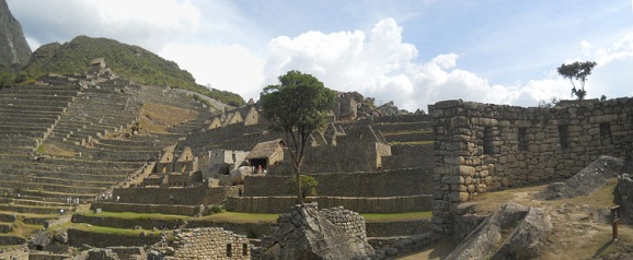 Vista del
                    templo de espejos o morteros al sector agr�cola, al
                    templo del sol, a la casa arriba y a la cantera,
                    foto panor�mica