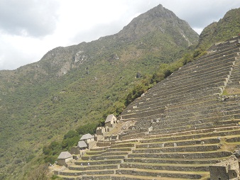 Vista al sector agr�cola, al templo del sol y a
                    la monta�a al fondo