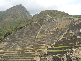 Vista al sector agr�cola, al templo del sol,
                    casa arriba y a la monta�a al fondo