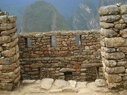 La casa de la princesa tiene 2 pisos - se ve puerta,
          nicho, ventanas, mirador Putucusi