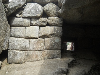 Machu Picchu: muro interior de la prisin en
                    forma del guila cndor 02
