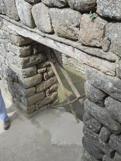 Puerta en la zona de la prisión en forma de
un águila cóndor - mal reparada con madera Puerta en la zona de la prisión en forma de un
águila cóndor - mal reparada con madera