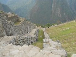 Machu Picchu: camino de la prisin en forma de
                    un guila cndor a la piedra ceremonial, escaleras
                    largas