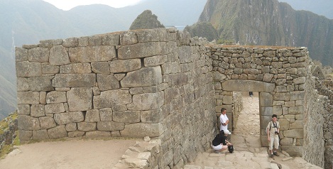 Camino a la piedra ceremonial pasando la puerta
                    del sol, foto panor�mica