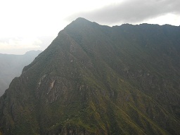 Machu Picchu, vista al valle Urubamba
                            03