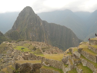 Vista a Machu Picchu con templos, pir�mide del
                    sol y mirador Huaynapicchu