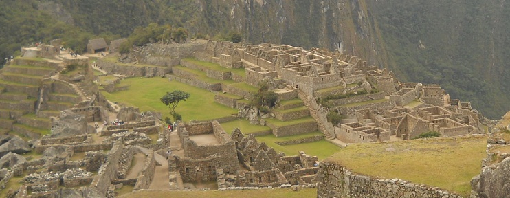 Machu Picchu: vista de las terrazas en la zona
                    de la casa de arriba a los templos, pirmide del
                    sol, zona de la piedra sagrada, casitas de obras,
                    templo de espejos y plaza central, primer plano
