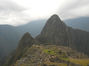 Machu Picchu, vista de la zona agr�cola alta a
                    los miradores Huchuypicchu y Huaynapicchu