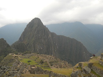 Machu Picchu, vista de la zona agrcola alta al
                    mirador Huaynapicchu