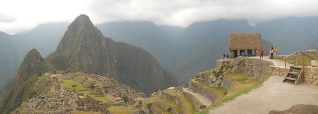 Machu Picchu, vista del sector agr�cola alto a
                    los miradores con la casa de arriba, foto
                    panor�mica