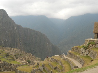 Vista del sector agr�cola alto 02 a las
                            casitas de obra, muros grandes, templo de
                            espejos o morteros y terrazas del sector
                            agr�cola alto