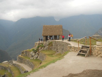 Machu Picchu, la casa arriba en el
                            sector agr�cola alto con la piedra
                            ceremonial