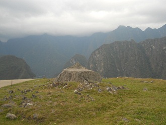 Machu Picchu, la piedra ceremonial en un campo,
                    vista a la punta 01