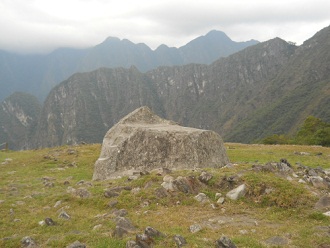 Machu Picchu, la piedra ceremonial en un campo,
                    vista a la punta 02