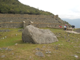 Machu Picchu, la piedra ceremonial, vista medio
                    de atr�s