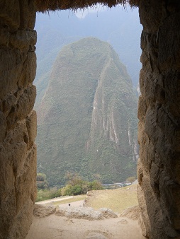 Machu Picchu, la casita de arriba, vista por
                    una ventana al cerro Putucusi