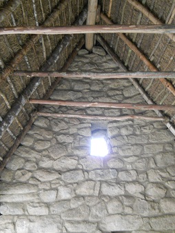 Machu Picchu, la casita de arriba, front�n
                    interior 01