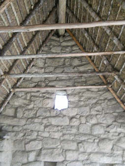 Machu Picchu, la casita de arriba, front�n
                    interior 03