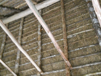 Machu Picchu, la casita de arriba, construcci�n
                    del techo 02