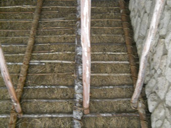 Machu Picchu, la casita de arriba, construcci�n
                    del techo 03