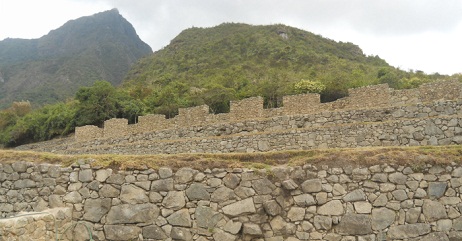 Tambo (lugar de reposo de los incas),
                    recinto con 10 puertas, foto panor�mica