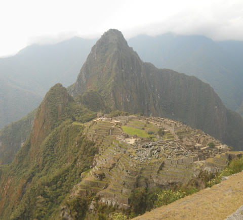 Vista a Machu Picchu con los miradores
                    Huchuypicchu y Huaynapicchu, foto panor�mica