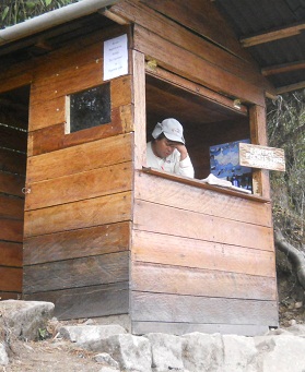 Camino al puente Inca, casa de vigilancia,
                    primer plano