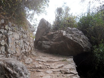 Machu Picchu, camino al puente Inca, rocas
                    grandes
