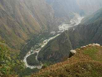 Machu Picchu, camino al puente Inca, vista al
                    valle Urubamba
